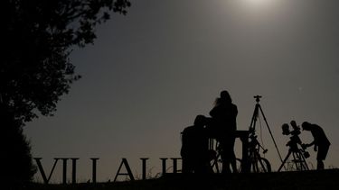 Investigadores del museo Exploratorium de San Francisco realizan preparativos para la transmisión mundial en directo del próximo eclipse total de sol del 12 de agosto, en el pueblo abandonado de Villalibado, cerca de Burgos (norte de España), el 10 de agosto de 2026.