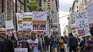 Miembros del Sindicato de Guionistas de Estados Unidos se manifiestan fuera de las oficinas de Netflix cerca de Union Square, el miércoles 3 de mayo de 2023 en Nueva York. Biden pide acuerdo justo para guionistas.