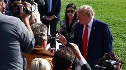 El presidente de Estados Unidos Donald J. Trump habla con periodistas en las afueras de la Casa Blanca.