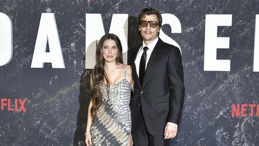 Millie Bobby Brown y Jake Bongiovi asisten al estreno de Damsel de Netflix en el Paris Theatre el viernes 1 de marzo de 2024 en Nueva York.