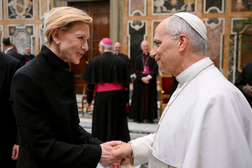 Esta fotografía, tomada y distribuida el 15 de noviembre de 2025 por Vatican Media, muestra al Papa León XIV reunido con la actriz Cate Blanchett durante una audiencia con artistas del mundo del cine en el Vaticano.&nbsp;