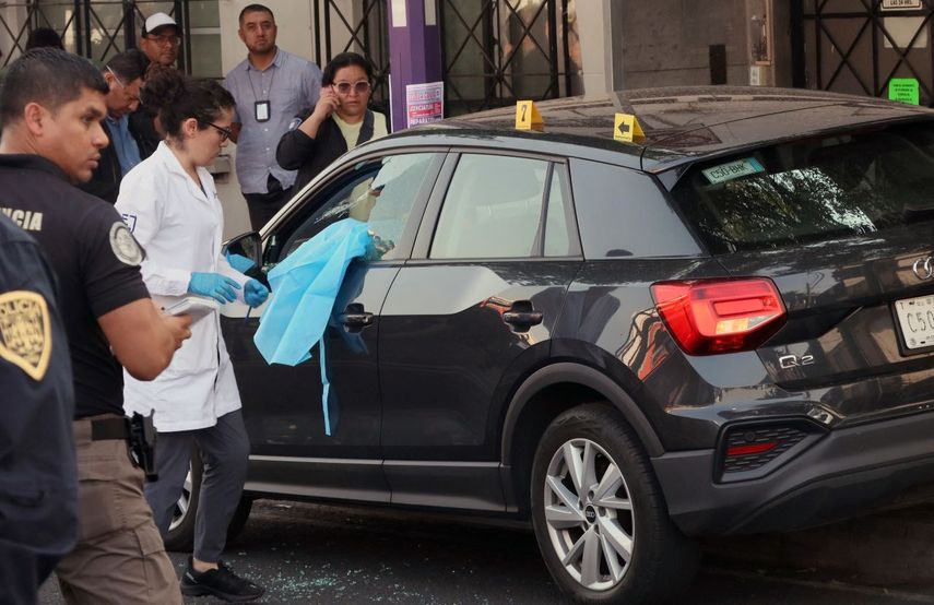 La policía investiga la escena del crimen en la Ciudad de México.