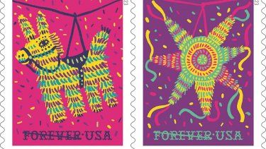 Esta imagen, facilitada por el Servicio Postal de Estados Unidos, muestra su edición especial más reciente lanzada el viernes 8 de septiembre de 2023, la cual consta de cuatro nuevas estampillas dedicadas a las piñatas. Forma parte del mes de reconocimiento de la herencia latina en Estados Unidos.