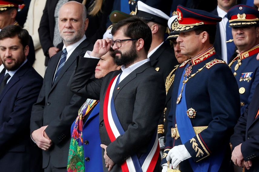 El presidente de Chile, Gabriel Boric, se sube los anteojos. 
