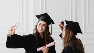 Estudiantes se toman una fotografía después de su graducación.&nbsp;