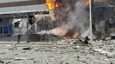 En esta imagen, distribuida por el Servicio de Emergencias de Ucrania, bomberos trabajan para sofocar un incendio en un edificio dañado por un ataque ruso, en Kiev, Ucrania, el 29 de diciembre de 2023.&nbsp;