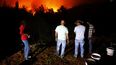 Pobladores observan el avance del fuego en la localidad de Vichuquen región del Maule, a unos 290 km al sur de Santiago.