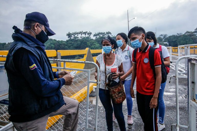 Funcionario de migración colombiano verifica documentos de estudiantes venezolanos luego de cruzar el Puente Internacional Simón Bolívar desde Venezuela a Cúcuta, en la frontera con Colombia.