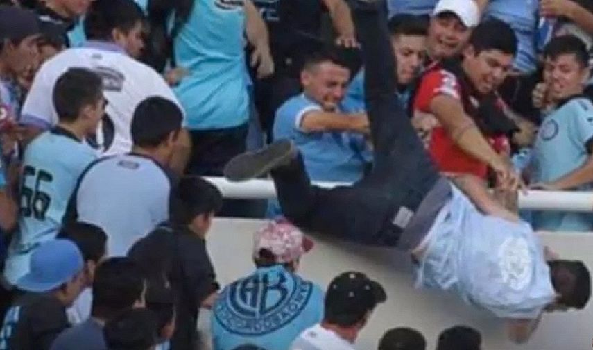 Emanuel Balbo fue brutalmente golpeado y arrojado después desde una tribuna hasta una de las escaleras de acceso al estadio Mario Alberto Kempes, en Córdoba, Argentina.