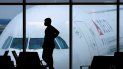 Un pasajero espera su vuelo en el Aeropuerto Internacional Hartsfield-Jackson de Atlanta. Un pasajero espera su vuelo en el Aeropuerto Internacional Hartsfield-Jackson de Atlanta.