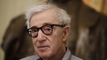 En esta foto del 2 de julio de 2019, el director Woody Allen asiste a una conferencia de prensa en La Scala de Milán. Allen estrena en San Sebastián su nuevo filme, Rifkins Festival. 