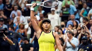 Naomi Osaka saluda al público tras derrotar a Marie Bouzkova en la primera ronda del Abierto de Estados Unidos