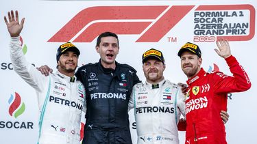 Partiendo desde la pole, Bottas, que el año anterior cedió a Hamilton la victoria en el circuito urbano de Bakú por culpa de un pinchazo, ganó esta vez a su compañero. Inclinó de su lazo el primer pulso de la estrecha salida y conservó el primer puesto hasta el final, aunque el británico se le acercó mucho.