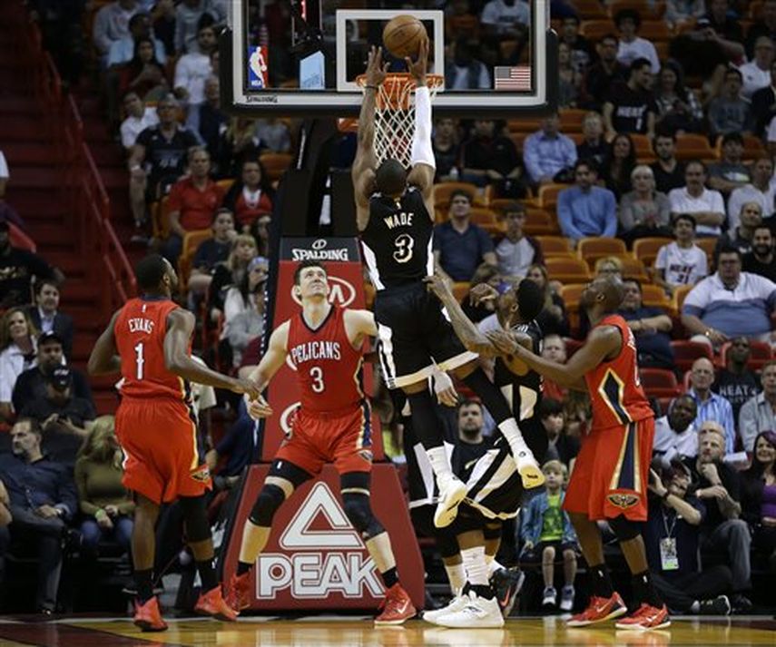 Dywane Wade hizo su mejor esfuerzo, pero el Heat cayó ante Nueva Orleans. (AP)