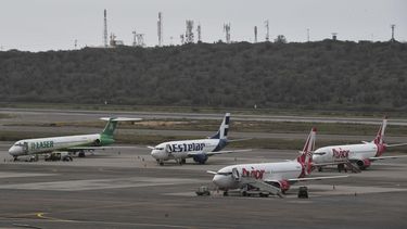 Aviones comerciales en la pista del Aeropuerto Internacional Simón Bolívar de Maiquetía, Venezuela, el 8 de marzo de 2019