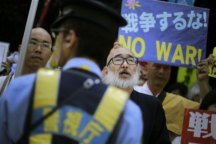 Monjes protestan frente a la oficina del primer ministro japonés, contra la iniciativa de su gobierno de permitir que el ejército juegue un papel más amplio a nivel internacional ( Foto: AP)