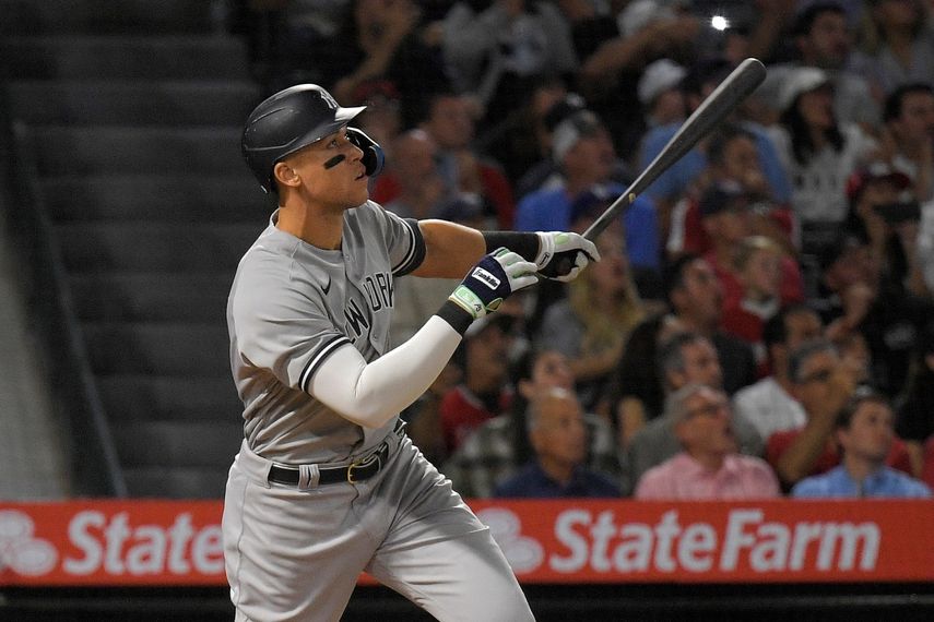El jugador de los Yanquis de Nueva York Aaron Judge pega un jonrón solitario en el octavo inning de su juego de béisbol contra los Angelinos de Los Ángeles, el lunes 29 de agosto de 2022 en Anaheim, California.&nbsp;