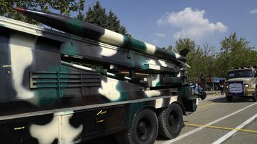 Un misil es transportado en un camión durante un desfile militar en una base del norte de Teherán, Irán, el miércoles 17 de abril de 2024.&nbsp;