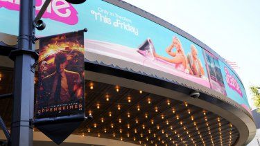 Anuncios del estreno de las películas Oppenheimer&nbsp;y Barbie en AMC Theaters en The Grove el jueves 20 de julio de 2023, en Los Ángeles. Ambas películas fueron las más taquilleras, junto a Super Mario Bros, en las salas de cine de Francia.&nbsp;