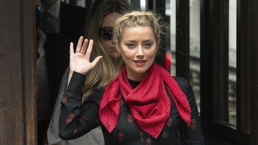 La actriz Amber Heard llega a la Corte Suprema para una audiencia en el caso de difamaci&oacute;n presentado por Johnny Depp, en Londres, el mi&eacute;rcoles 15 de julio de 2020.