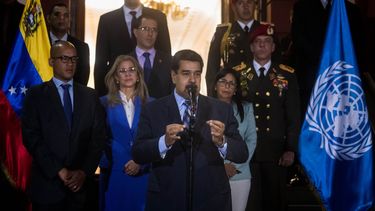 El dictador venezolano, Nicolás Maduro (c), habla tras su reunión con la alta comisionada de Naciones Unidas para los derechos humanos, Michelle Bachelet, este viernes en el Palacio de Miraflores, en Caracas (Venezuela).&nbsp;