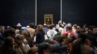 Cada día, en el Louvre, más de 20.000 visitante ven a la Mona Lisa y se fotografían delante de ella con su teléfono.