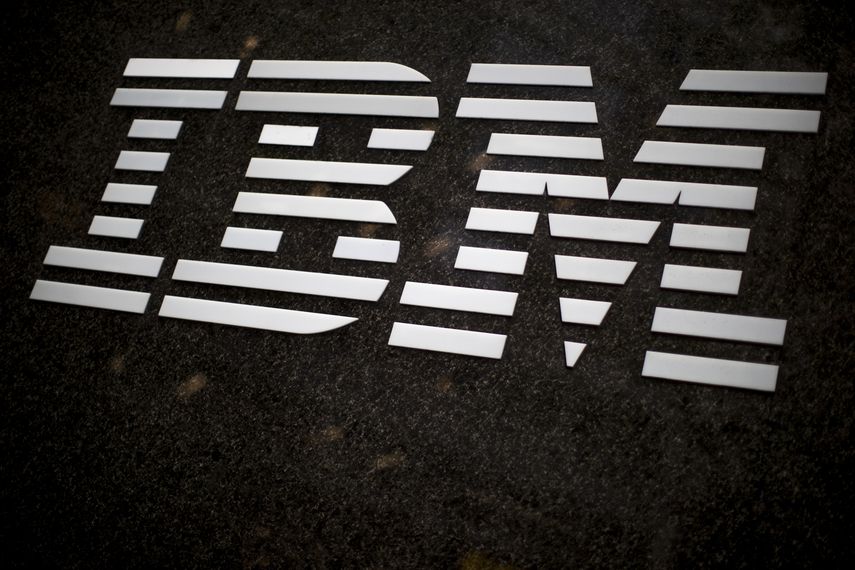 Logo de IBM en el edificio de la empresa en Manhattan, en Nueva York.