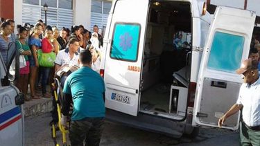 Paramédicos del centro de Cuba trasladan a uno de los lesionados en el triple choque que dejó este 16 de febrero una decena de heridos.