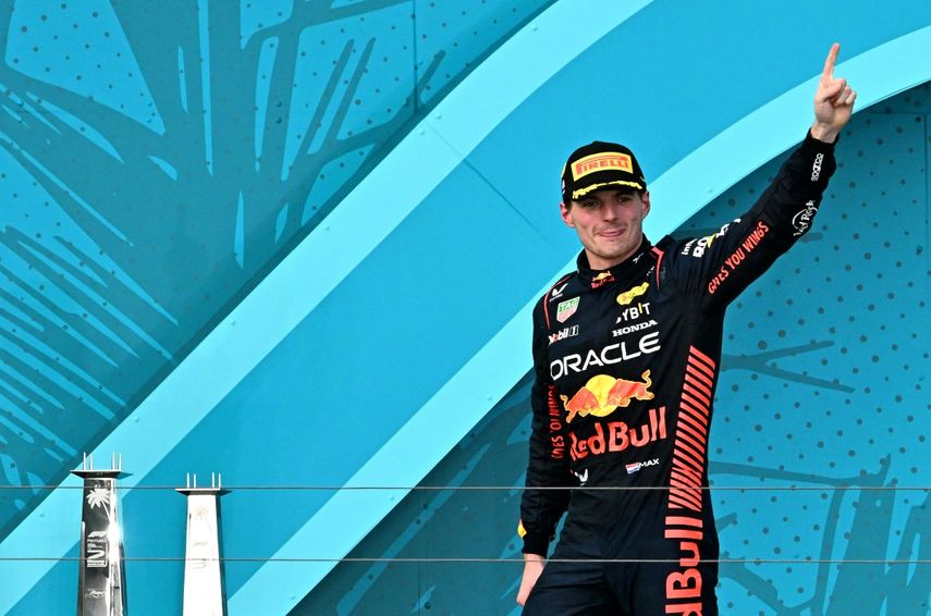 El piloto holandés de Red Bull Racing, Max Verstappen, que ocupó el primer lugar, celebra en el podio después del Gran Premio de Fórmula Uno de Miami de 2023 