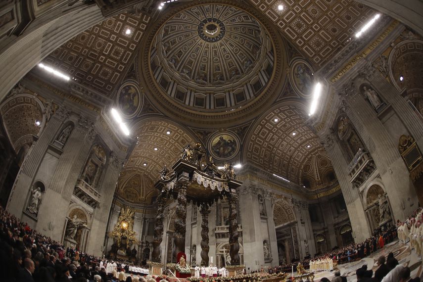 Fiscales del Vaticano han incautado documentos y computadoras de las oficinas administrativas de la Basílica para investigar aparentes irregularidades financieras.