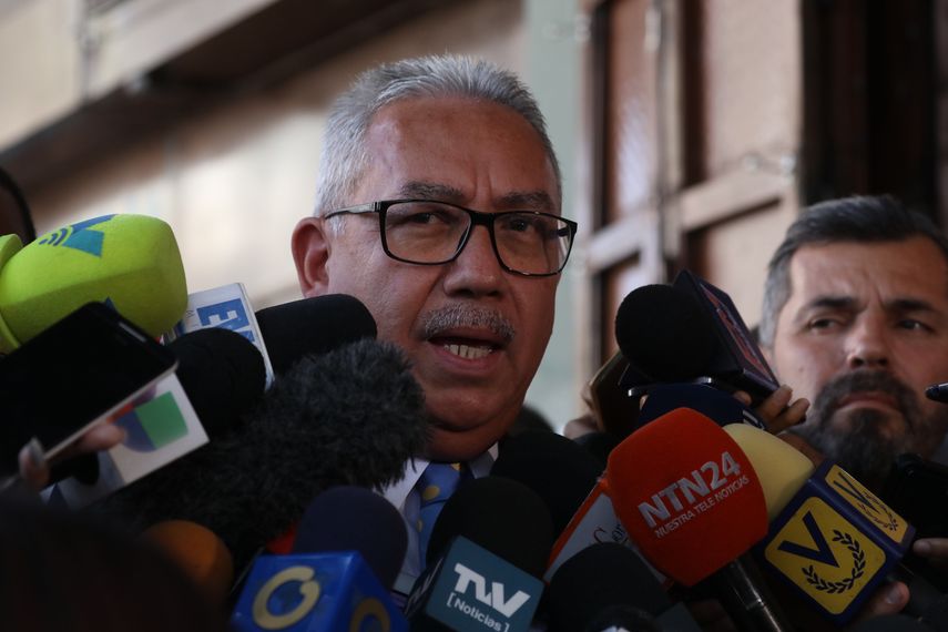 Joel García, abogado de Roberto&nbsp;Marrero, el jefe de despacho del presidente encargado, Juan Guaidó, habla con la prensa este lunes.