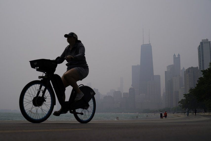 Una persona monta una bicicleta junto a la orilla del lago Michigan, el martes 27 de junio de 2023, en Chicago.&nbsp;