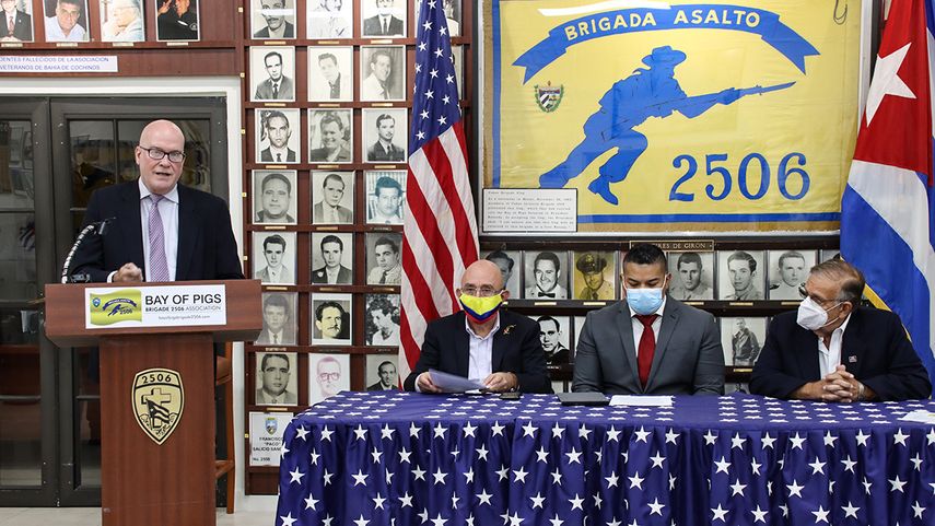 Habla Orlando Gutiérrez-Boronat, directivo de la Asamblea de la Resistencia Cubana. En la mesa, los activistas Fabio Andrade, Manuel Prado y Ernesto Ackerman, de Colombia, Nicaragua y Venezuela, respectivamente.