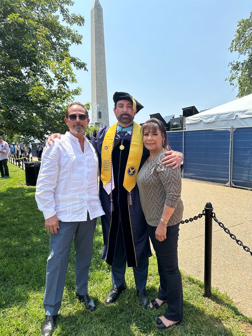 El Dr. Ángel Díaz, director ejecutivo de Allegient Defense, y su familia, durante su graduación.