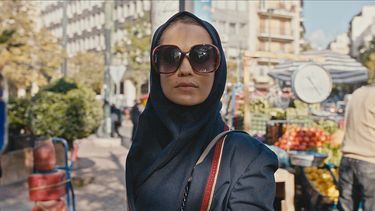 En esta imagen difundida por Apple TV+, la actriz Niv Sultan como Tamar Rabinyan en una escena de la serie Tehran.&nbsp; 