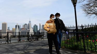 Dos personas usan máscarillas mientras caminan en medio de la pandemia de Coronavirus el 21 de abril de 2020 en el distrito de Brooklyn de la ciudad de Nueva York, el epicentro de la pandemia. Los estadounidenses nunca habían tenido tan mala opinión de China como ahora por el coranavirus.