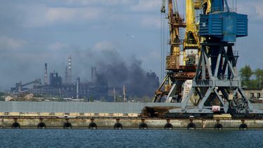 Humo sale de la planta siderúrgica Azovstal en la ciudad de Mariupol, en medio del ataque militar ruso.