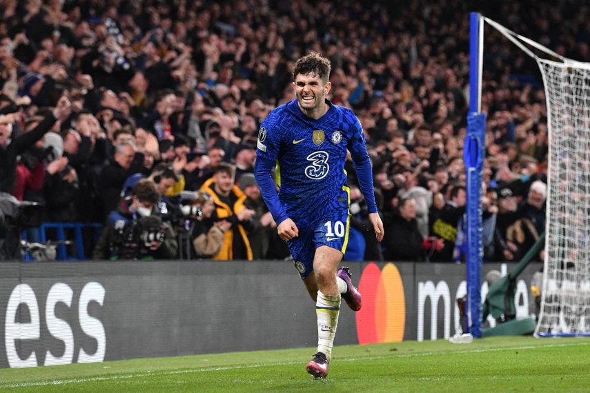 Christian Pulisic celebra el segundo gol del Chelsea que los acerca a Cuartos de Final en la Champions League