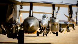 Aviones de la Armada estadounidense se preparan para un vuelo de combate durante la Operación Furia Épica. Aviones de la Armada estadounidense se preparan para un vuelo de combate durante la Operación Furia Épica.