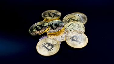 Resolver los procesos matemáticos que sustentan estas monedas se conoce como minería, sin embargo, son cuestionados porque consumen grandes cantidades de energía.