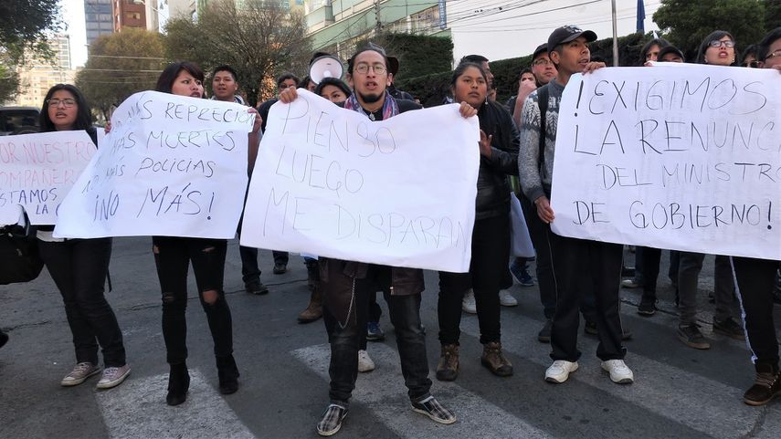 Estudiantes de la Universidad Mayor de San Andrés protestan tras el fallecimiento de un joven de la Universidad de El Alto durante una protesta en Bolivia.