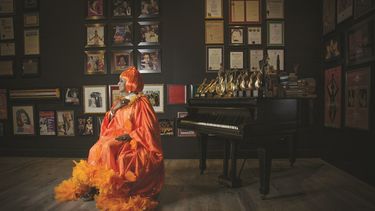 Lucrecia caracterizada como Celia Cruz para el musical Celia, su vida, su música, su leyenda. 