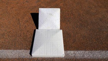 En foto del 15 de febrero del 2023, se observan las nuevas bases más grandes junto a la anterior en el RD Ballpark en Dunedin, Florida.&nbsp;