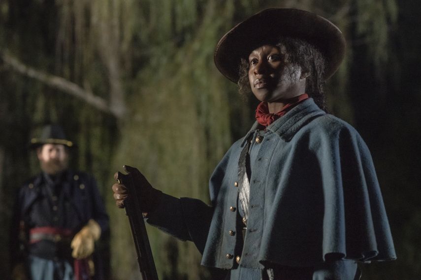 En esta imagen digundida por Focus Features, Cynthia Erivo como Harriet Tubman en una escena de Harriet.