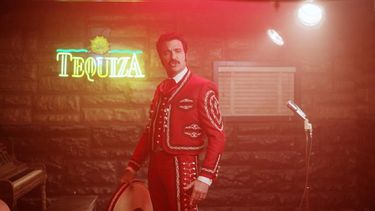 En esta imagen proporcionada por Caracol Televisión, Jaime Camil en una escena de la serie El Rey, Vicente Fernández. La serie se estrena en Netflix el 14 de septiembre de 2022.