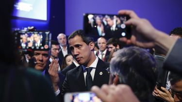 El l&iacute;der de la oposici&oacute;n pol&iacute;tica venezolana Juan Guaid&oacute; habla con los periodistas en el marco del Foro Econ&oacute;mico Mundial en Davos, Suiza, el jueves 23 de enero de 2020.&nbsp;
