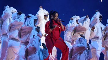 La cantante barbadense Rihanna se presenta durante el espectáculo de medio tiempo del Super Bowl LVII entre los Kansas City Chiefs y los Philadelphia Eagles en el State Farm Stadium en Glendale, Arizona, el 12 de febrero de 2023.