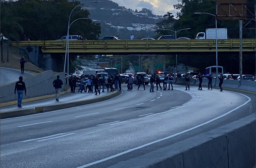 Funcionarios del Cuerpo de Investigaciones Cient&iacute;ficas, Penales y Criminal&iacute;sticas (CICPC) y de la&nbsp;Fuerza de Acciones Especiales&nbsp;de la Polic&iacute;a Nacional Boliviariana (FAES-PNB) se enfrentaron en plena v&iacute;a p&uacute;blica.&nbsp;