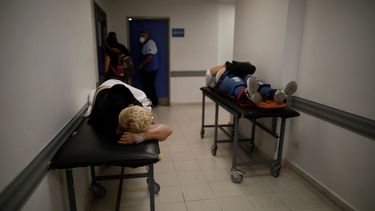 Pacientes yacen en camillas en un pasillo del área de emergencias del hospital Dr. Norberto Raúl Piacentini, en Lomas de Zamora, Argentina, el viernes 23 de abril de 2021, en medio de un rebrote del coronavirus