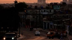 El sol se pone en Cuba y La Habana va quedando a oscuras por un corte de luz el 26 de junio de 2024. 